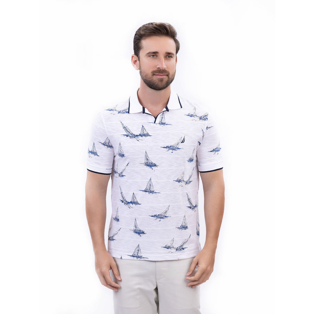 Polo para hombre blanca con estampado de veleros azul marino, manga corta y cuello tipo polo – Nautica México